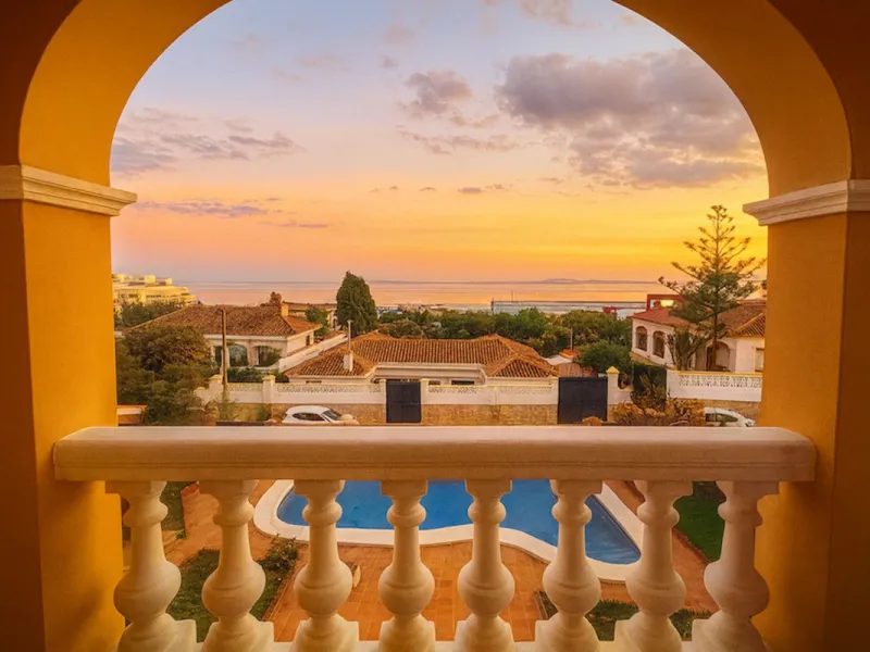 House - Detached Villa в продаже в Torremolinos, Málaga. В доме 3 спален и 3 ванных комнат. Площадь дома 263 м². Площадь участка 913 м²