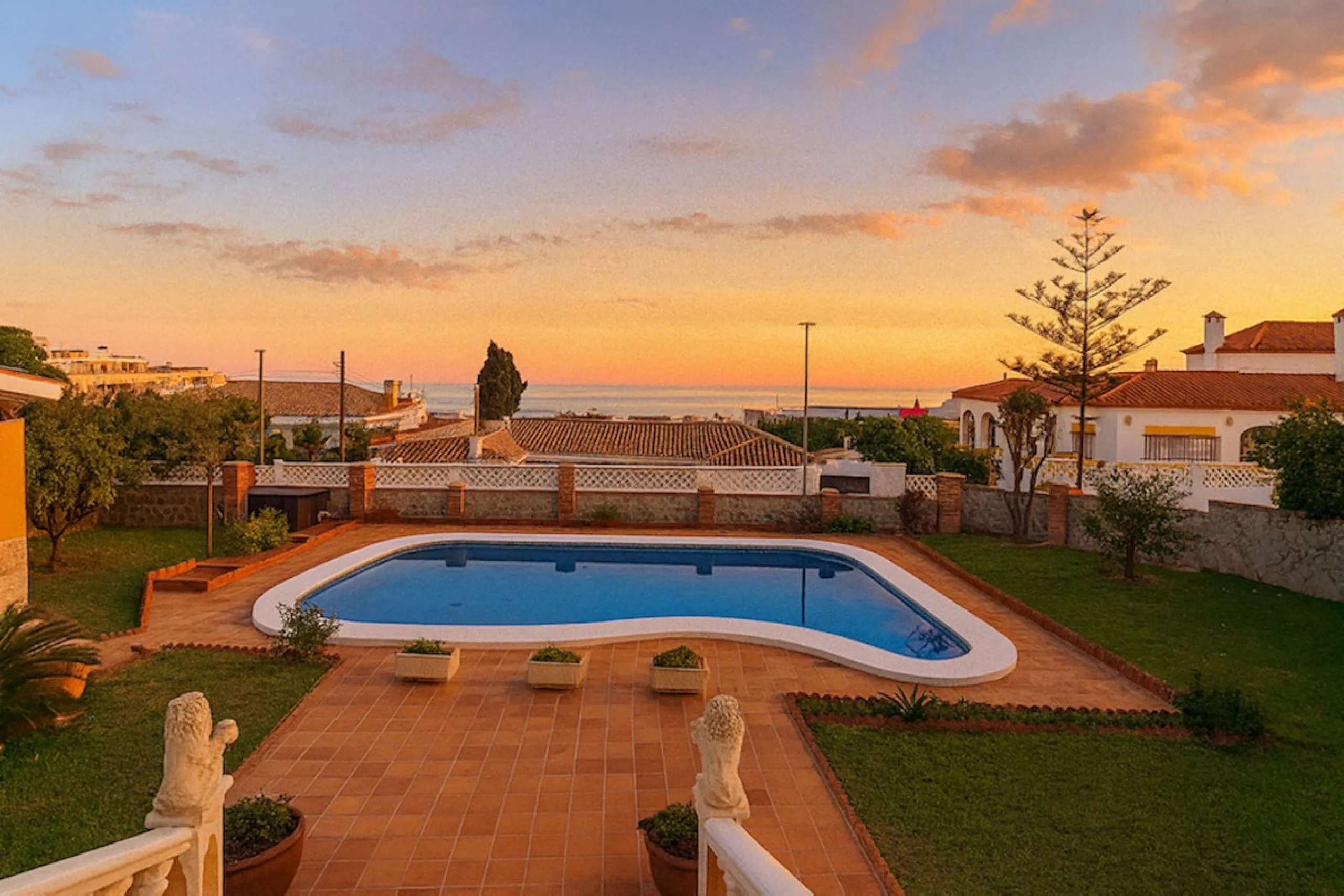 House - Detached Villa в продаже в Torremolinos, Málaga. В доме 3 спален и 3 ванных комнат. Площадь дома 263 м². Площадь участка 913 м²