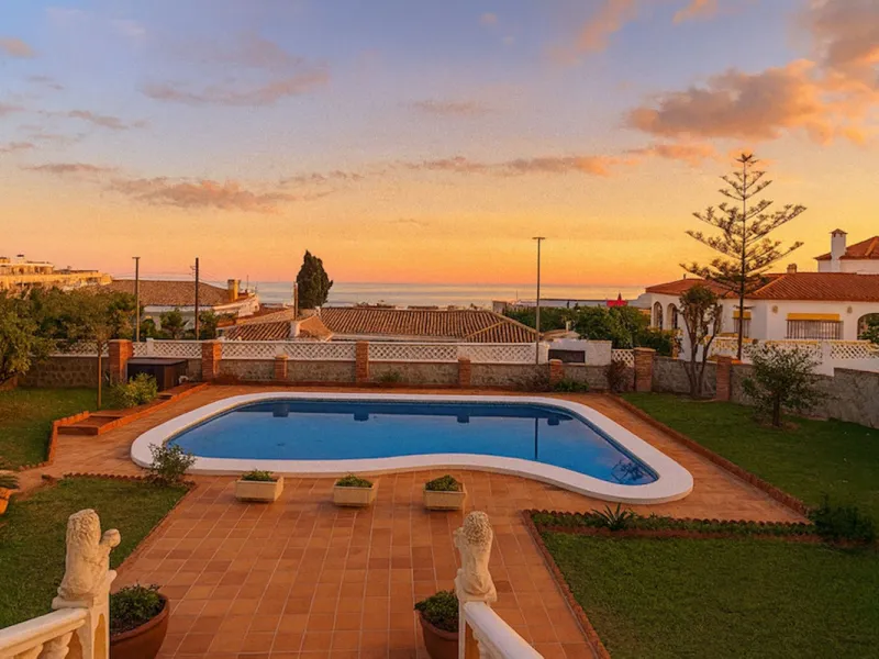 House - Detached Villa в продаже в Torremolinos, Málaga. В доме 3 спален и 3 ванных комнат. Площадь дома 263 м². Площадь участка 913 м²