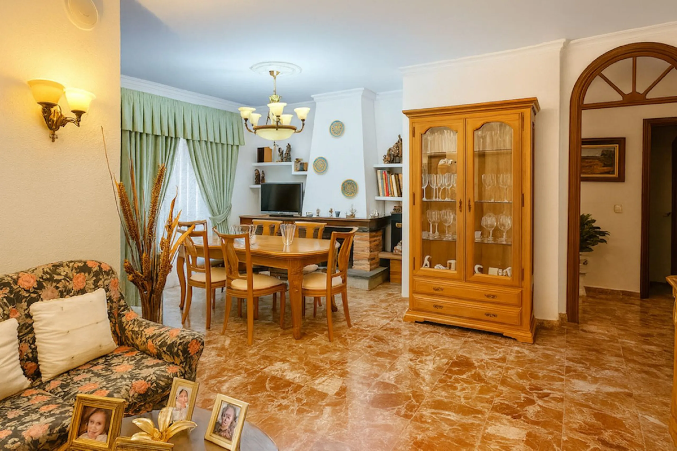 House - Detached Villa в продаже в Torremolinos, Málaga. В доме 3 спален и 3 ванных комнат. Площадь дома 263 м². Площадь участка 913 м²