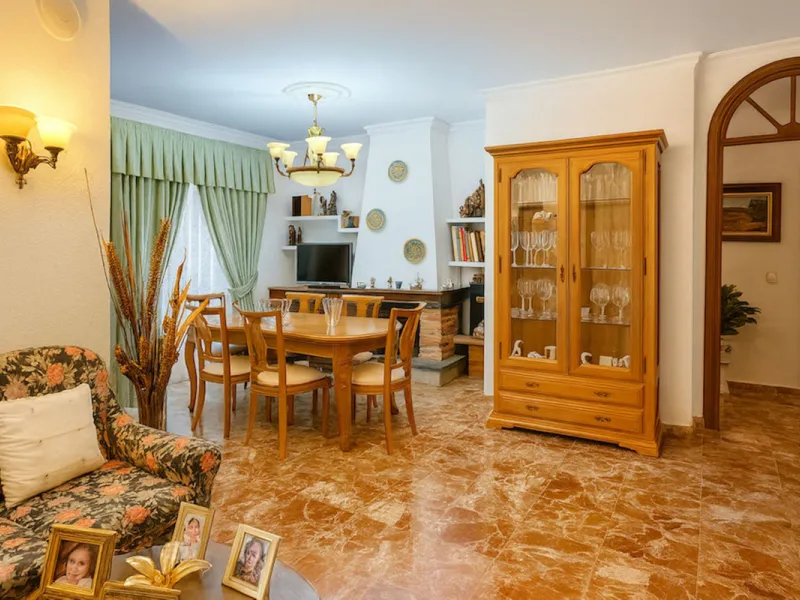 House - Detached Villa в продаже в Torremolinos, Málaga. В доме 3 спален и 3 ванных комнат. Площадь дома 263 м². Площадь участка 913 м²