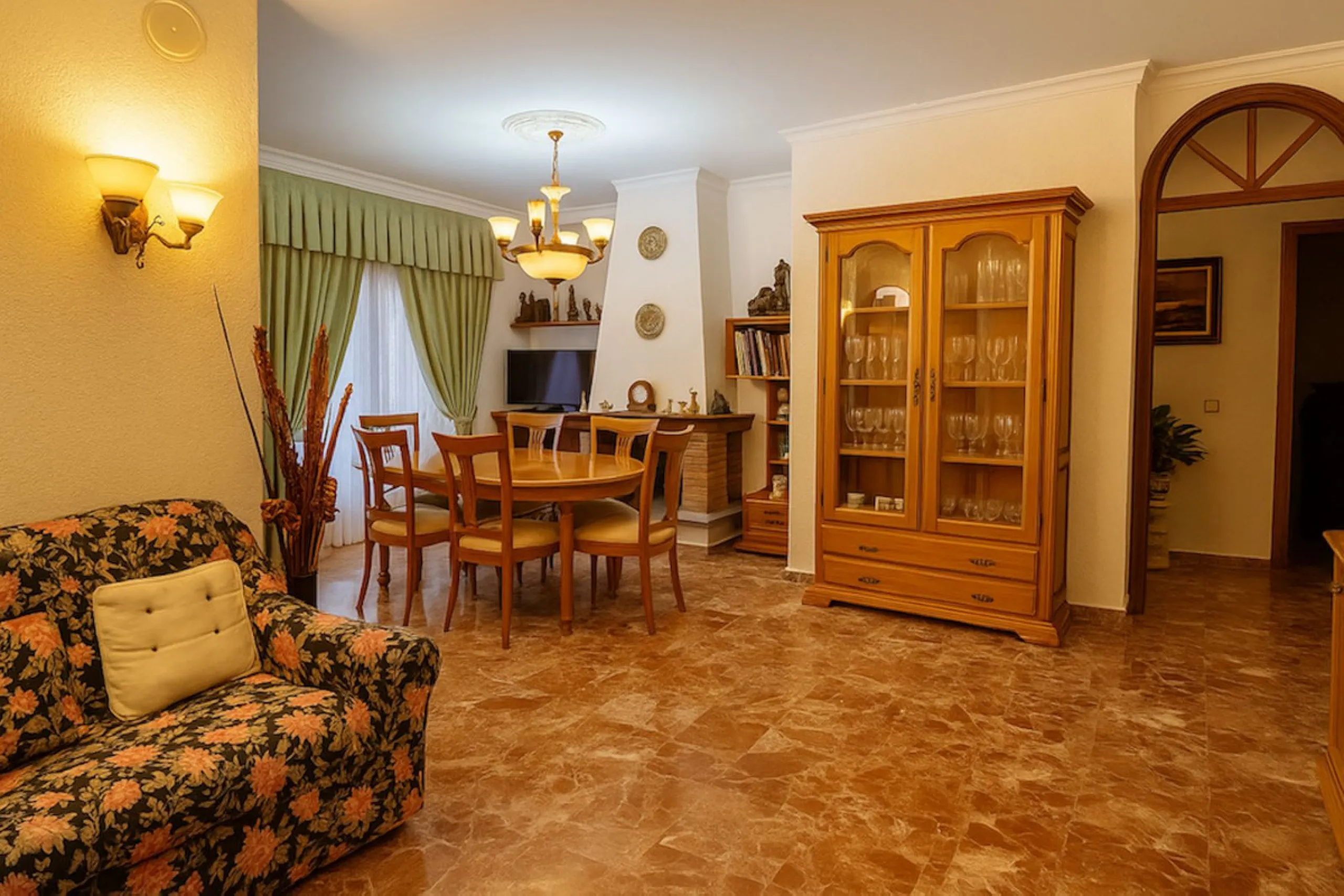 House - Detached Villa в продаже в Torremolinos, Málaga. В доме 3 спален и 3 ванных комнат. Площадь дома 263 м². Площадь участка 913 м²