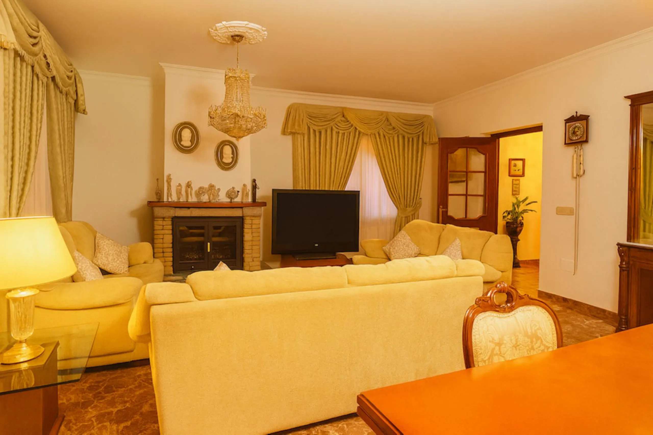 House - Detached Villa в продаже в Torremolinos, Málaga. В доме 3 спален и 3 ванных комнат. Площадь дома 263 м². Площадь участка 913 м²