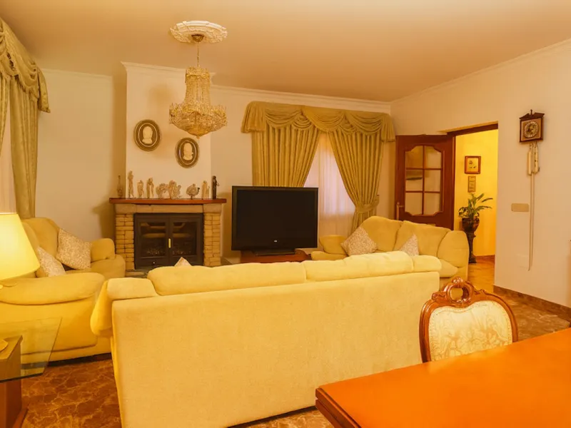 House - Detached Villa в продаже в Torremolinos, Málaga. В доме 3 спален и 3 ванных комнат. Площадь дома 263 м². Площадь участка 913 м²