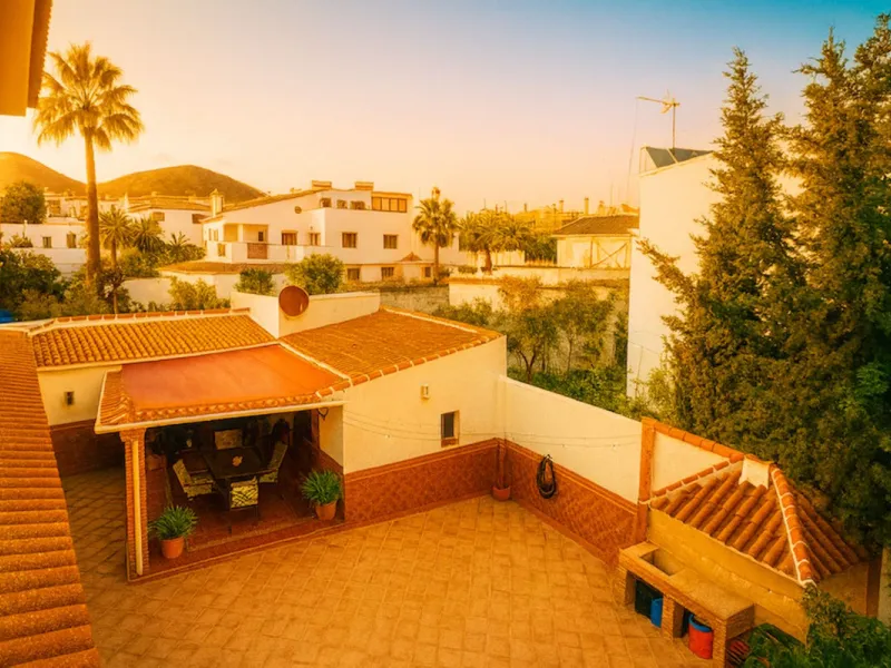 House - Detached Villa в продаже в Torremolinos, Málaga. В доме 3 спален и 3 ванных комнат. Площадь дома 263 м². Площадь участка 913 м²