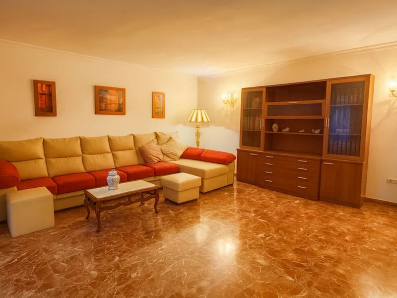 House - Detached Villa в продаже в Torremolinos, Málaga. В доме 3 спален и 3 ванных комнат. Площадь дома 263 м². Площадь участка 913 м²