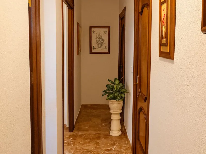 House - Detached Villa в продаже в Torremolinos, Málaga. В доме 3 спален и 3 ванных комнат. Площадь дома 263 м². Площадь участка 913 м²