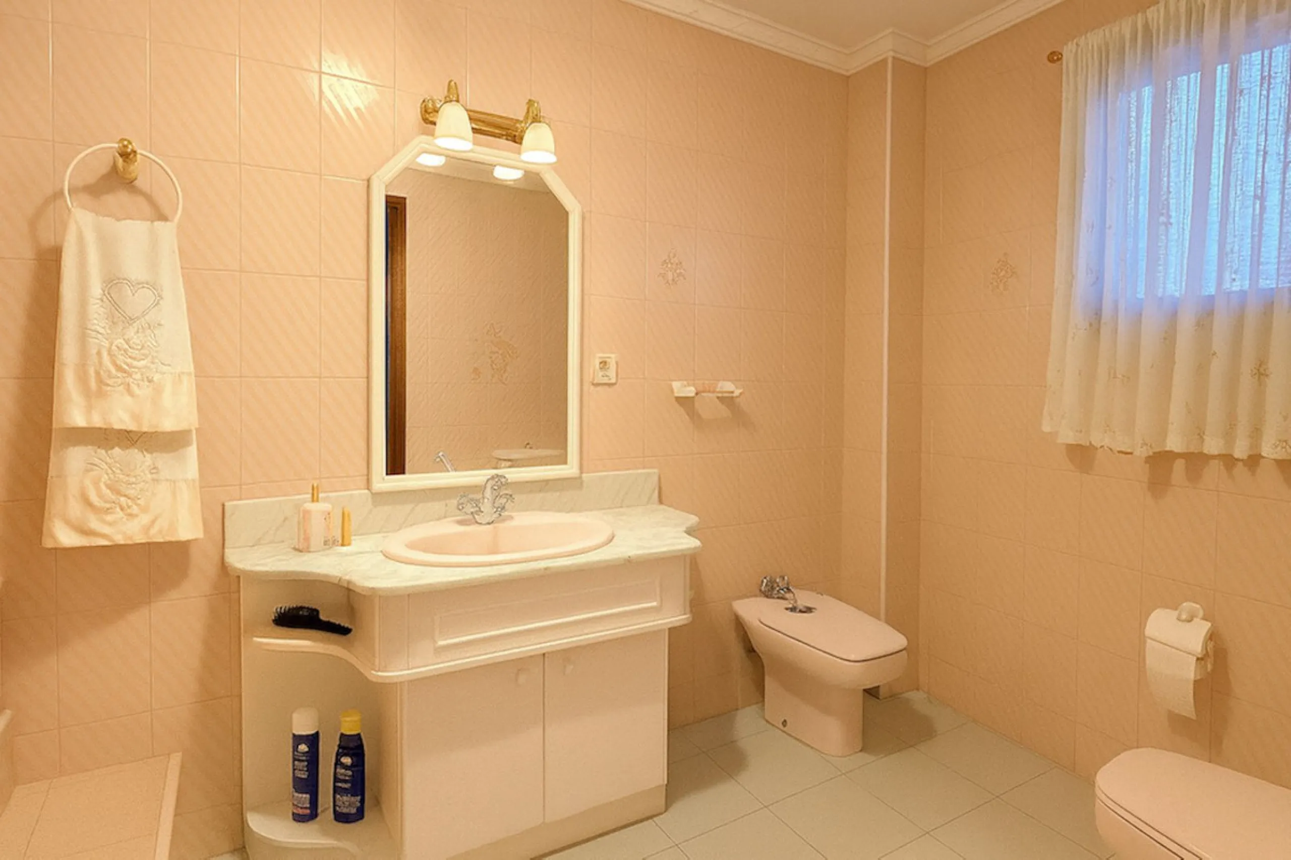 House - Detached Villa в продаже в Torremolinos, Málaga. В доме 3 спален и 3 ванных комнат. Площадь дома 263 м². Площадь участка 913 м²