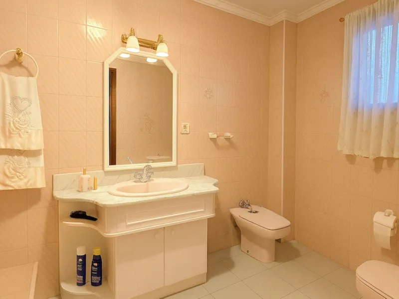 House - Detached Villa в продаже в Torremolinos, Málaga. В доме 3 спален и 3 ванных комнат. Площадь дома 263 м². Площадь участка 913 м²