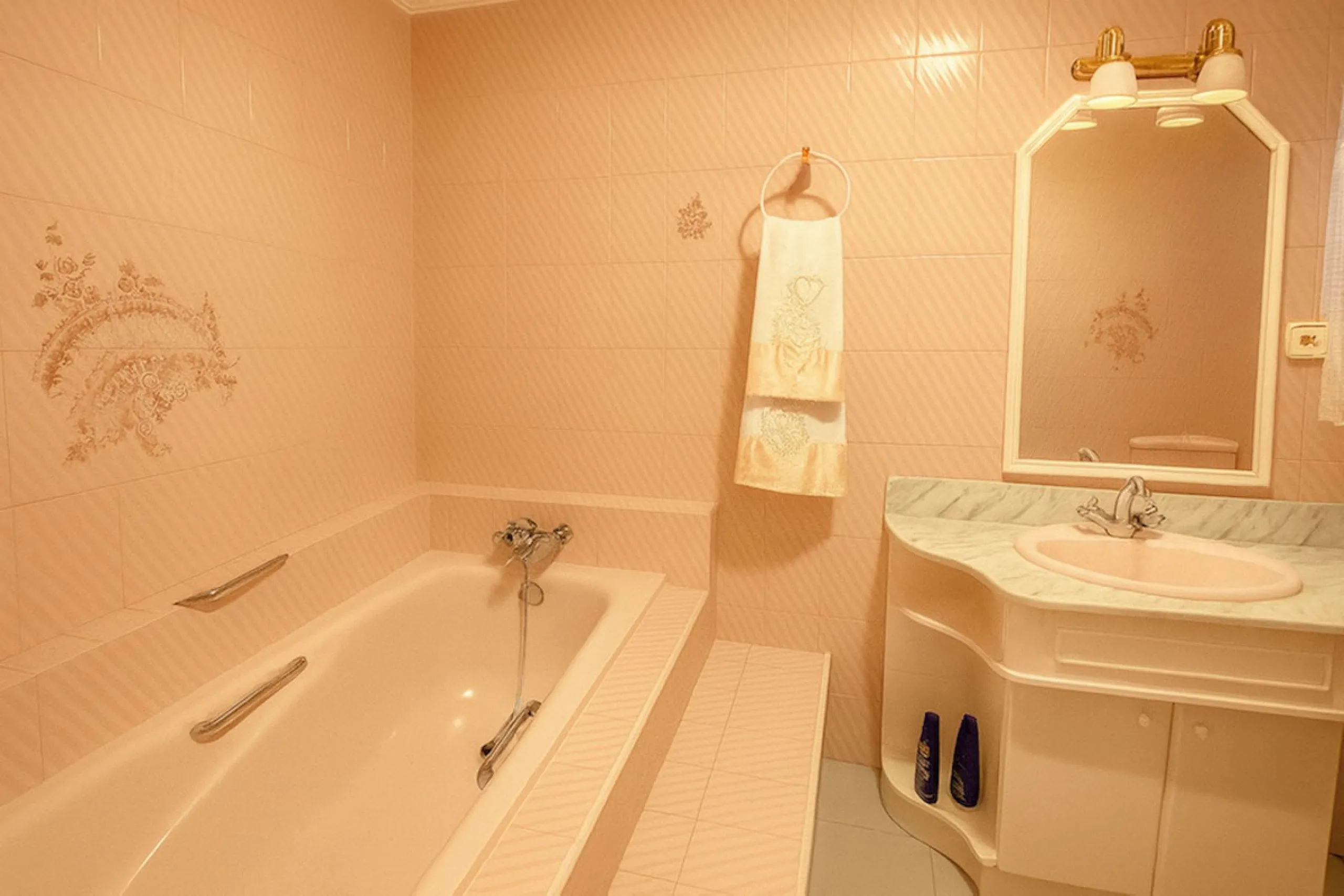 House - Detached Villa в продаже в Torremolinos, Málaga. В доме 3 спален и 3 ванных комнат. Площадь дома 263 м². Площадь участка 913 м²