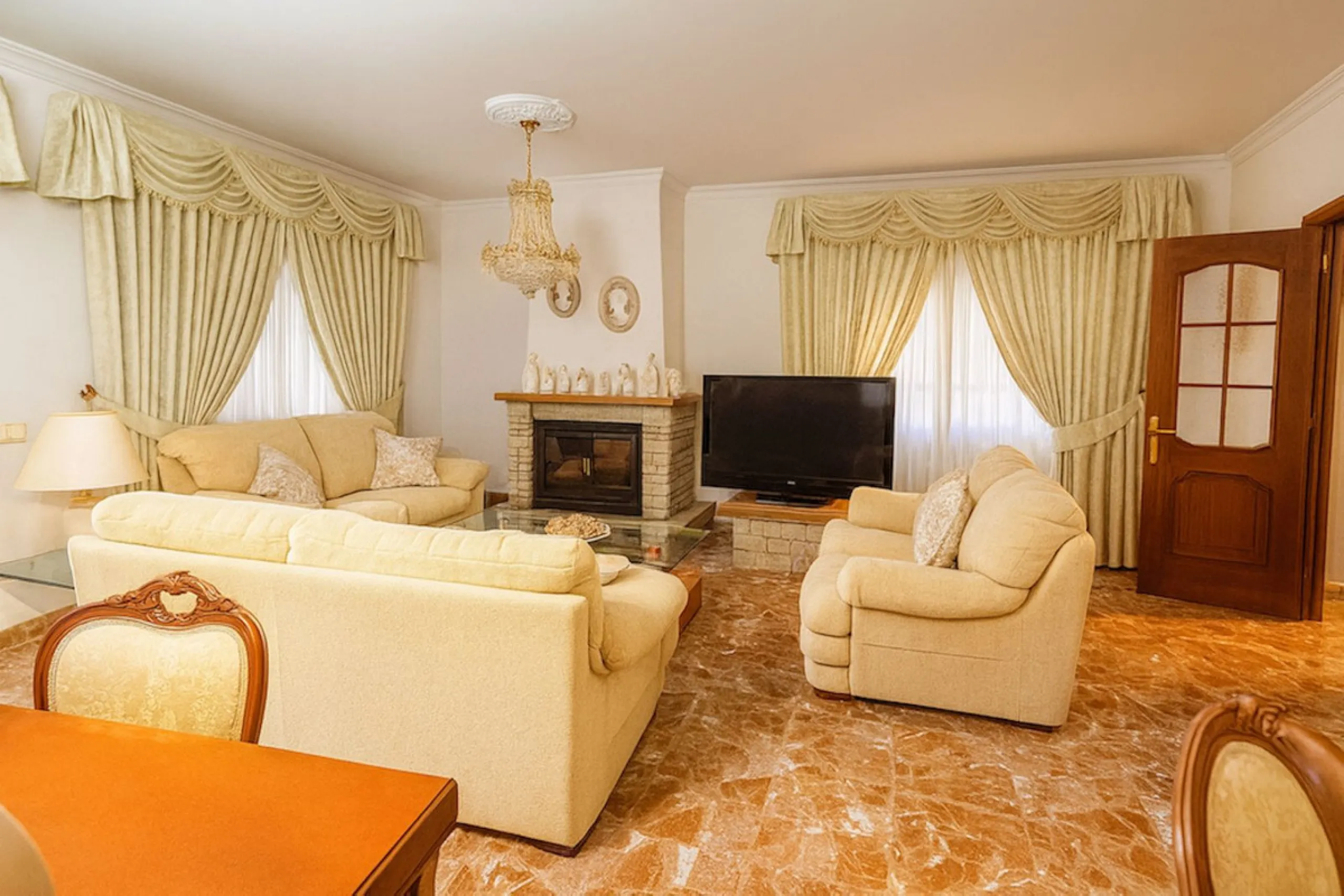 House - Detached Villa в продаже в Torremolinos, Málaga. В доме 3 спален и 3 ванных комнат. Площадь дома 263 м². Площадь участка 913 м²