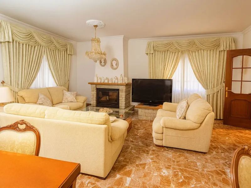 House - Detached Villa в продаже в Torremolinos, Málaga. В доме 3 спален и 3 ванных комнат. Площадь дома 263 м². Площадь участка 913 м²