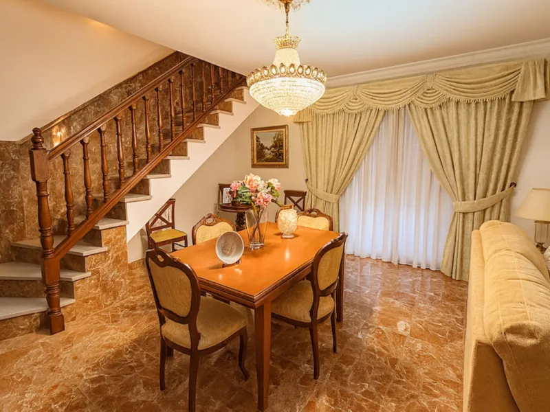 House - Detached Villa в продаже в Torremolinos, Málaga. В доме 3 спален и 3 ванных комнат. Площадь дома 263 м². Площадь участка 913 м²