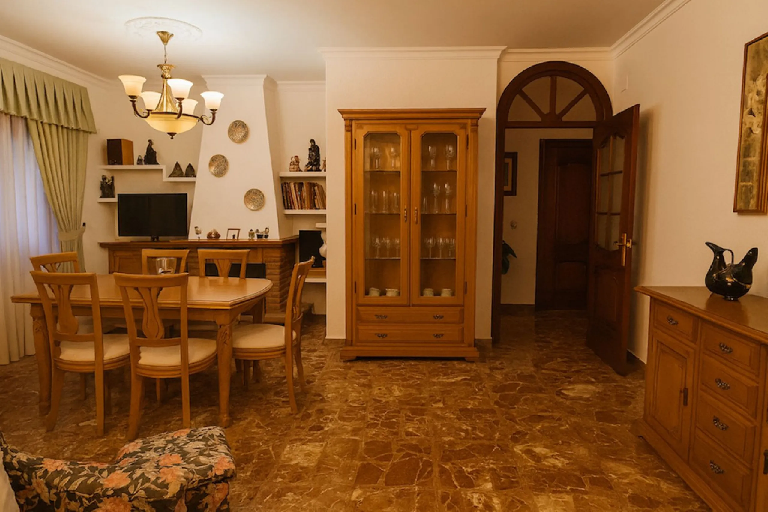 House - Detached Villa в продаже в Torremolinos, Málaga. В доме 3 спален и 3 ванных комнат. Площадь дома 263 м². Площадь участка 913 м²