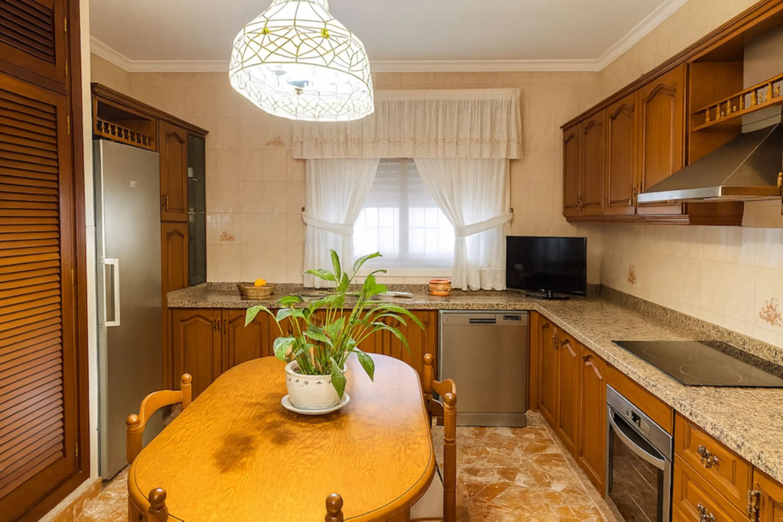 House - Detached Villa в продаже в Torremolinos, Málaga. В доме 3 спален и 3 ванных комнат. Площадь дома 263 м². Площадь участка 913 м²