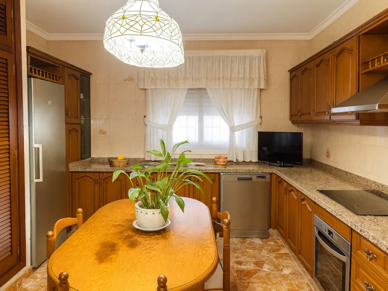 House - Detached Villa в продаже в Torremolinos, Málaga. В доме 3 спален и 3 ванных комнат. Площадь дома 263 м². Площадь участка 913 м²