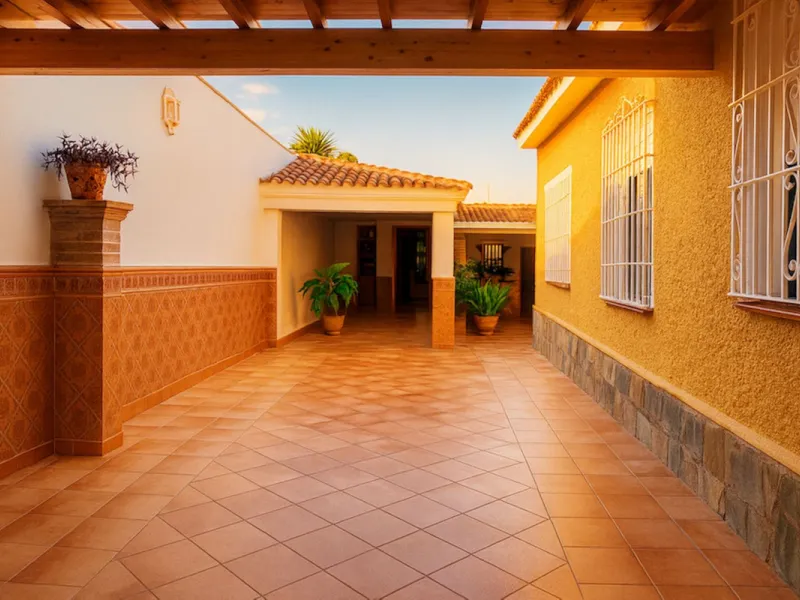 House - Detached Villa в продаже в Torremolinos, Málaga. В доме 3 спален и 3 ванных комнат. Площадь дома 263 м². Площадь участка 913 м²