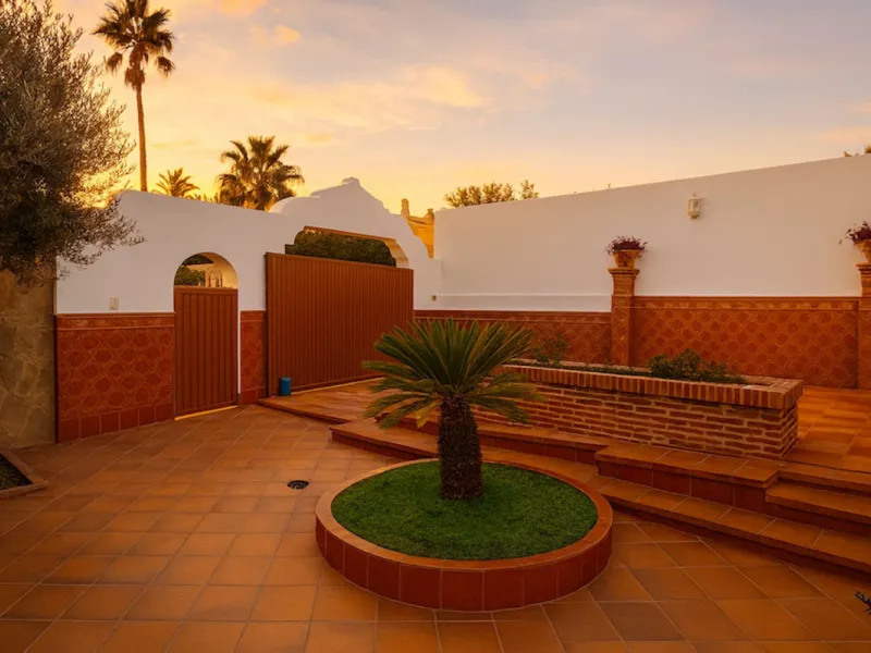 House - Detached Villa в продаже в Torremolinos, Málaga. В доме 3 спален и 3 ванных комнат. Площадь дома 263 м². Площадь участка 913 м²