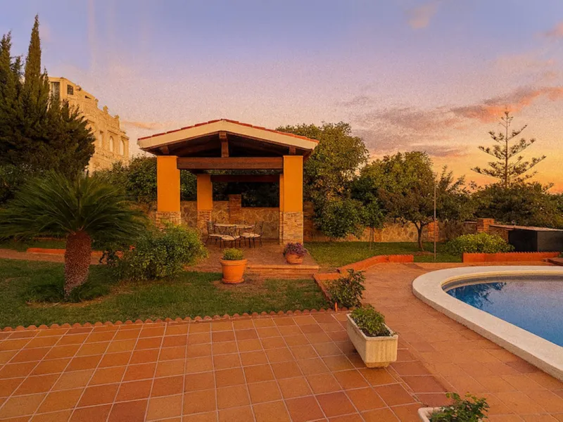 House - Detached Villa в продаже в Torremolinos, Málaga. В доме 3 спален и 3 ванных комнат. Площадь дома 263 м². Площадь участка 913 м²