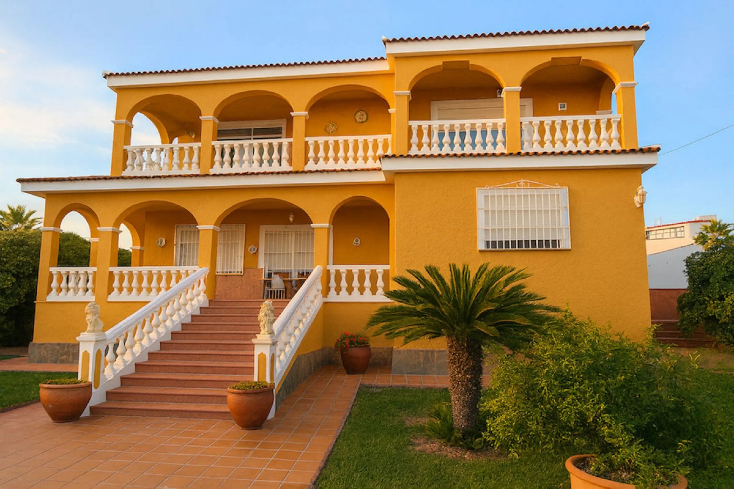 House - Detached Villa в продаже в Torremolinos, Málaga. В доме 3 спален и 3 ванных комнат. Площадь дома 263 м². Площадь участка 913 м²