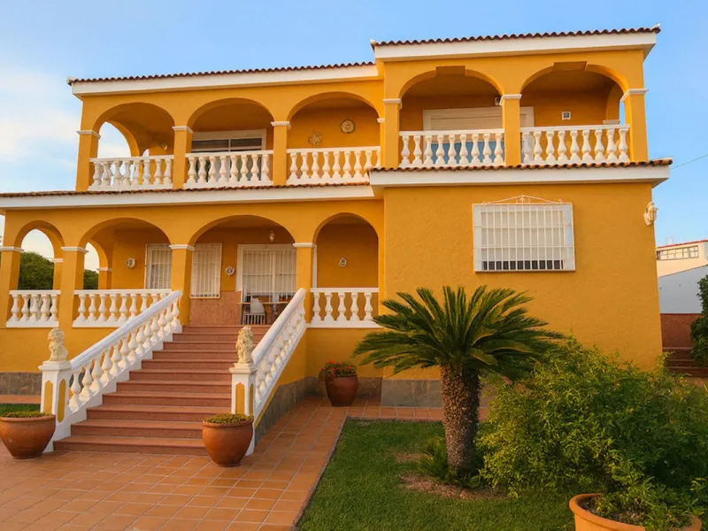 House - Detached Villa в продаже в Torremolinos, Málaga. В доме 3 спален и 3 ванных комнат. Площадь дома 263 м². Площадь участка 913 м²