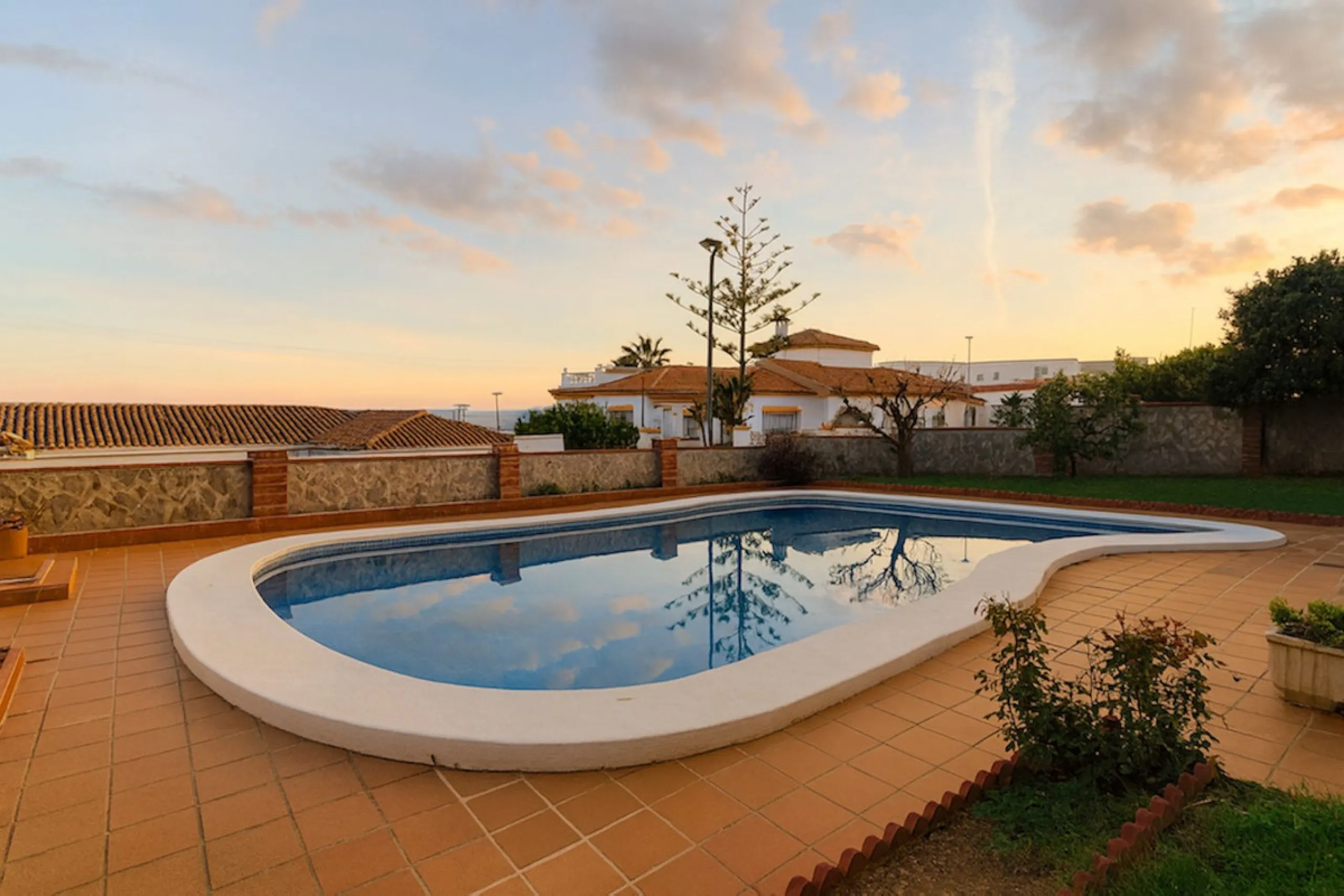 House - Detached Villa в продаже в Torremolinos, Málaga. В доме 3 спален и 3 ванных комнат. Площадь дома 263 м². Площадь участка 913 м²