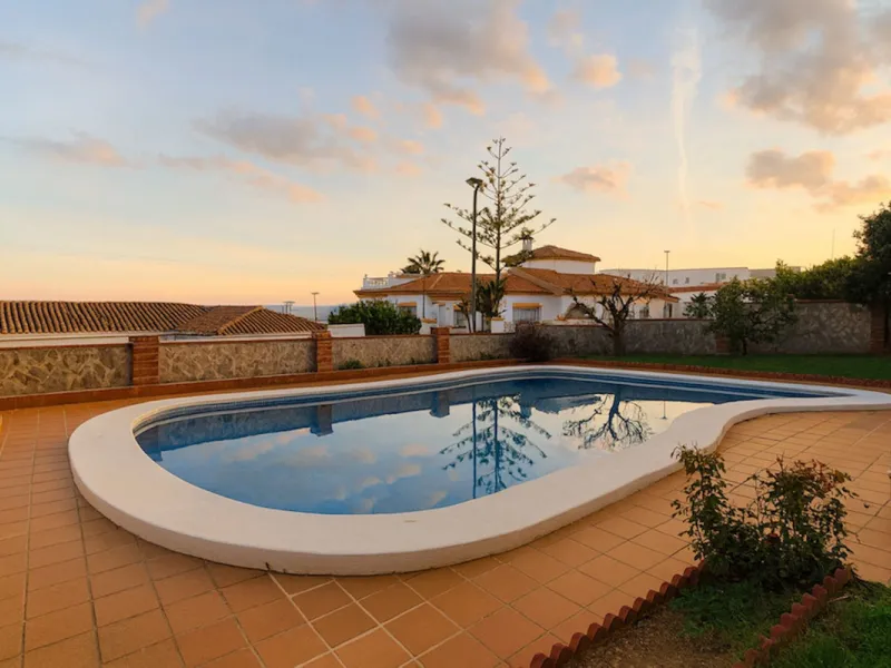 House - Detached Villa в продаже в Torremolinos, Málaga. В доме 3 спален и 3 ванных комнат. Площадь дома 263 м². Площадь участка 913 м²