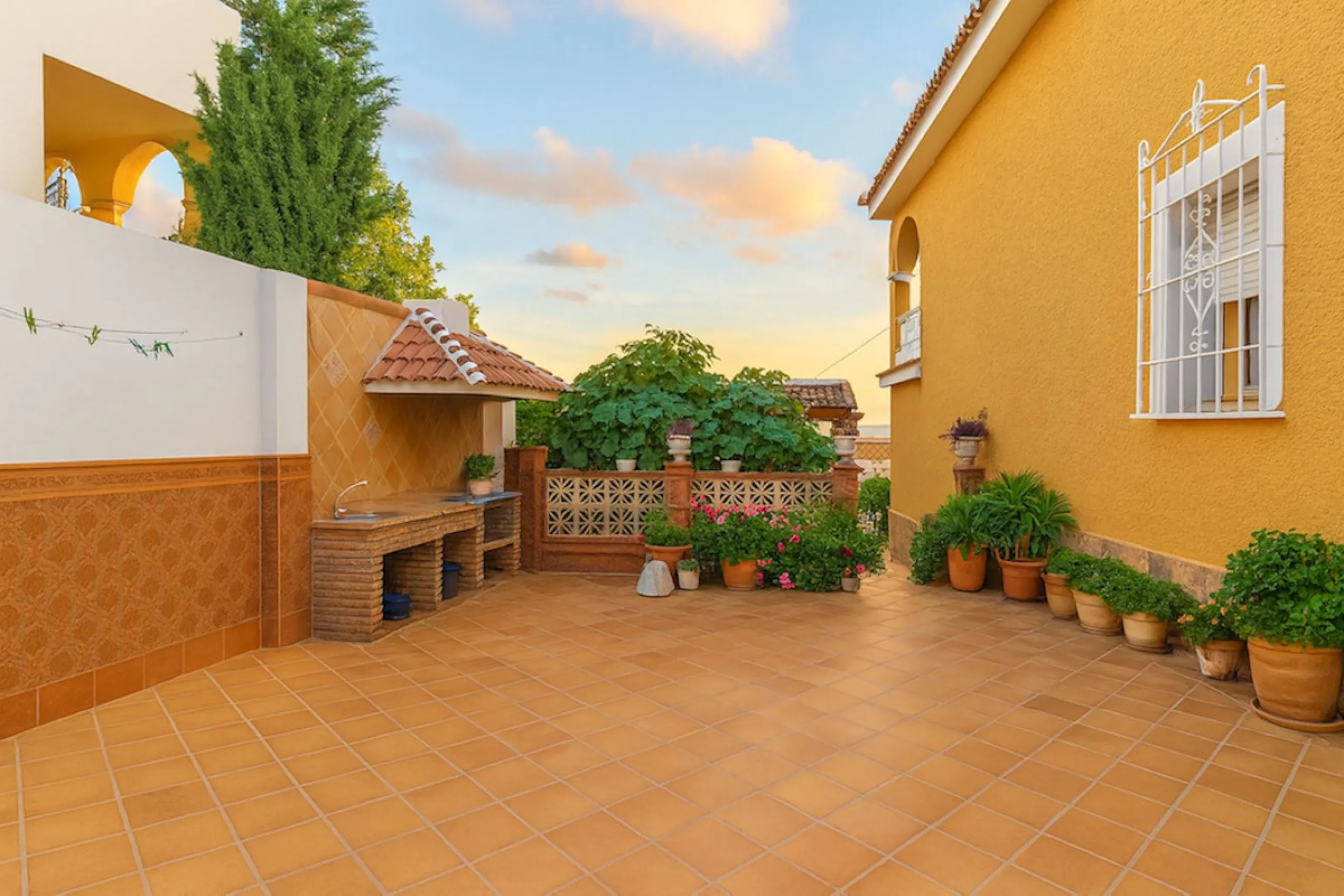 House - Detached Villa в продаже в Torremolinos, Málaga. В доме 3 спален и 3 ванных комнат. Площадь дома 263 м². Площадь участка 913 м²