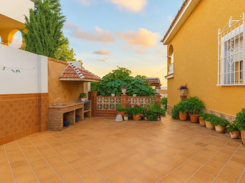 House - Detached Villa в продаже в Torremolinos, Málaga. В доме 3 спален и 3 ванных комнат. Площадь дома 263 м². Площадь участка 913 м²