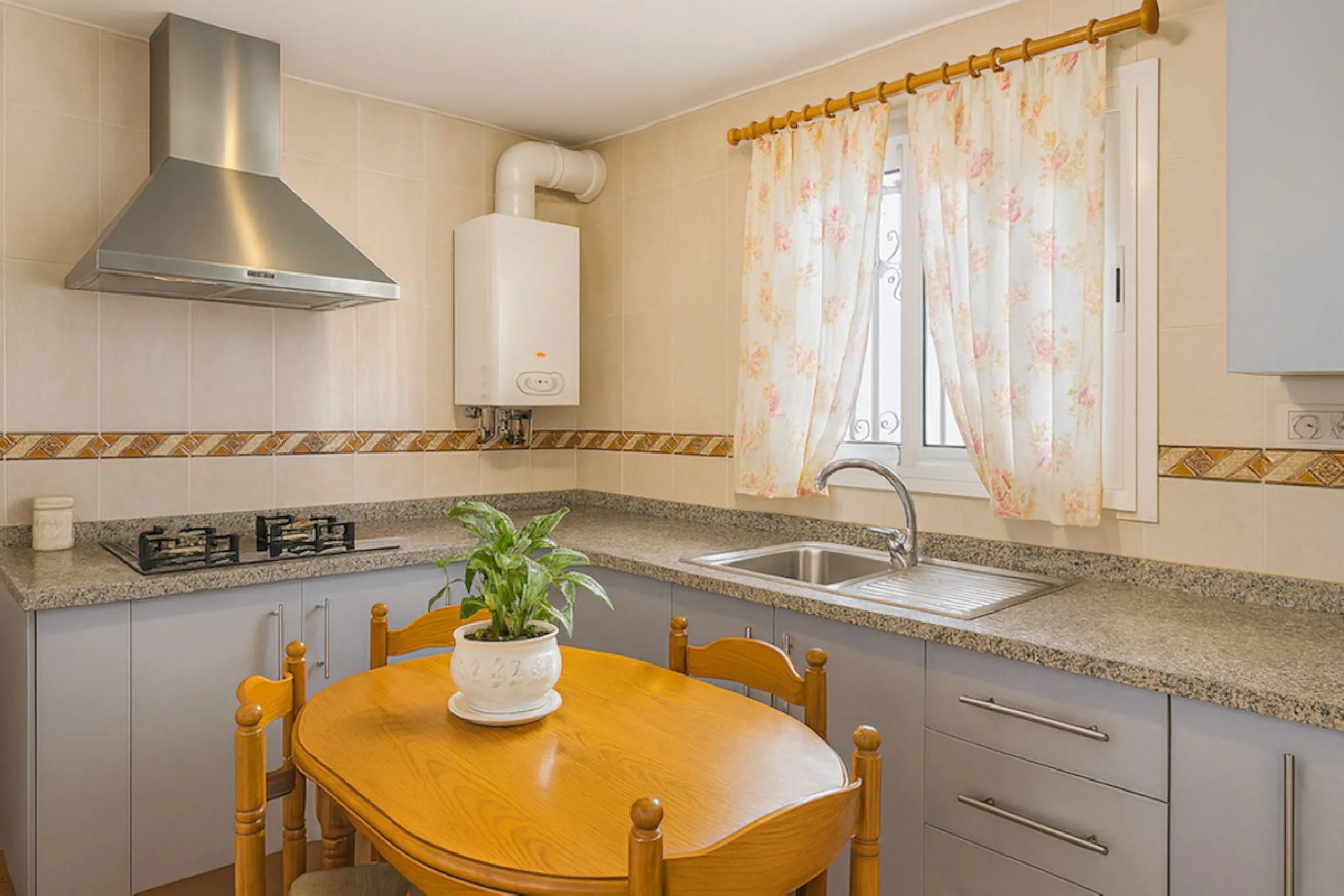 House - Detached Villa в продаже в Torremolinos, Málaga. В доме 3 спален и 3 ванных комнат. Площадь дома 263 м². Площадь участка 913 м²
