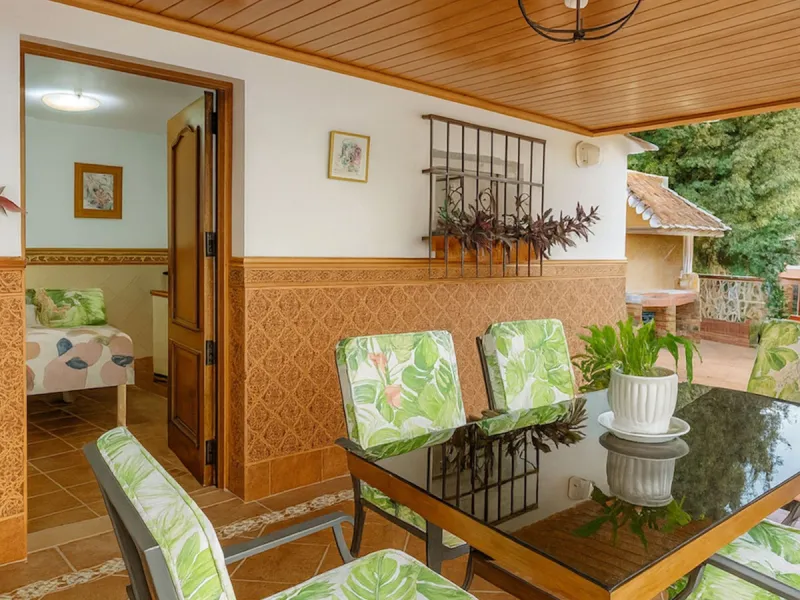 House - Detached Villa в продаже в Torremolinos, Málaga. В доме 3 спален и 3 ванных комнат. Площадь дома 263 м². Площадь участка 913 м²