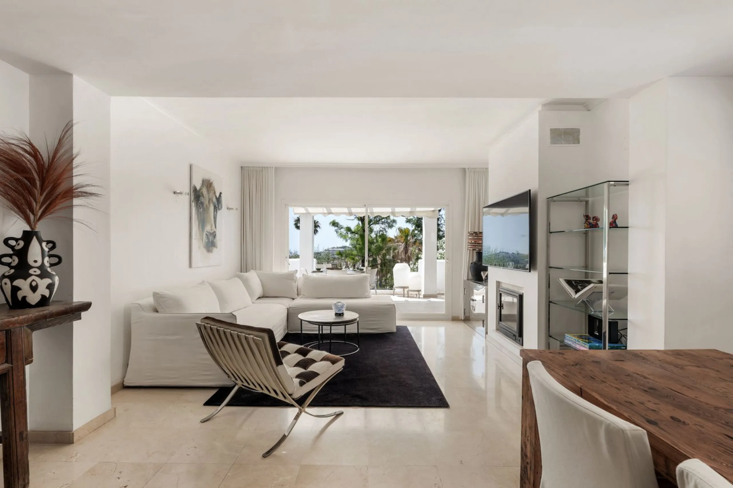 Situated in a quiet residential area of Nueva Andalucia's Golf Valley, this luxurious and sought-after gated development offers immaculate grounds, a large communal pool and a superb Southerly orientation as well as stunning panoramic sea views.