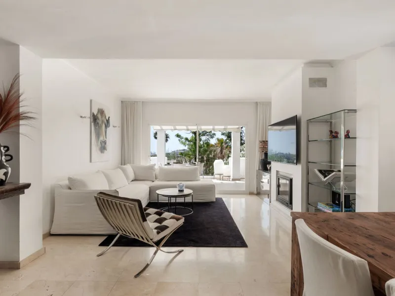 Situated in a quiet residential area of Nueva Andalucia's Golf Valley, this luxurious and sought-after gated development offers immaculate grounds, a large communal pool and a superb Southerly orientation as well as stunning panoramic sea views.