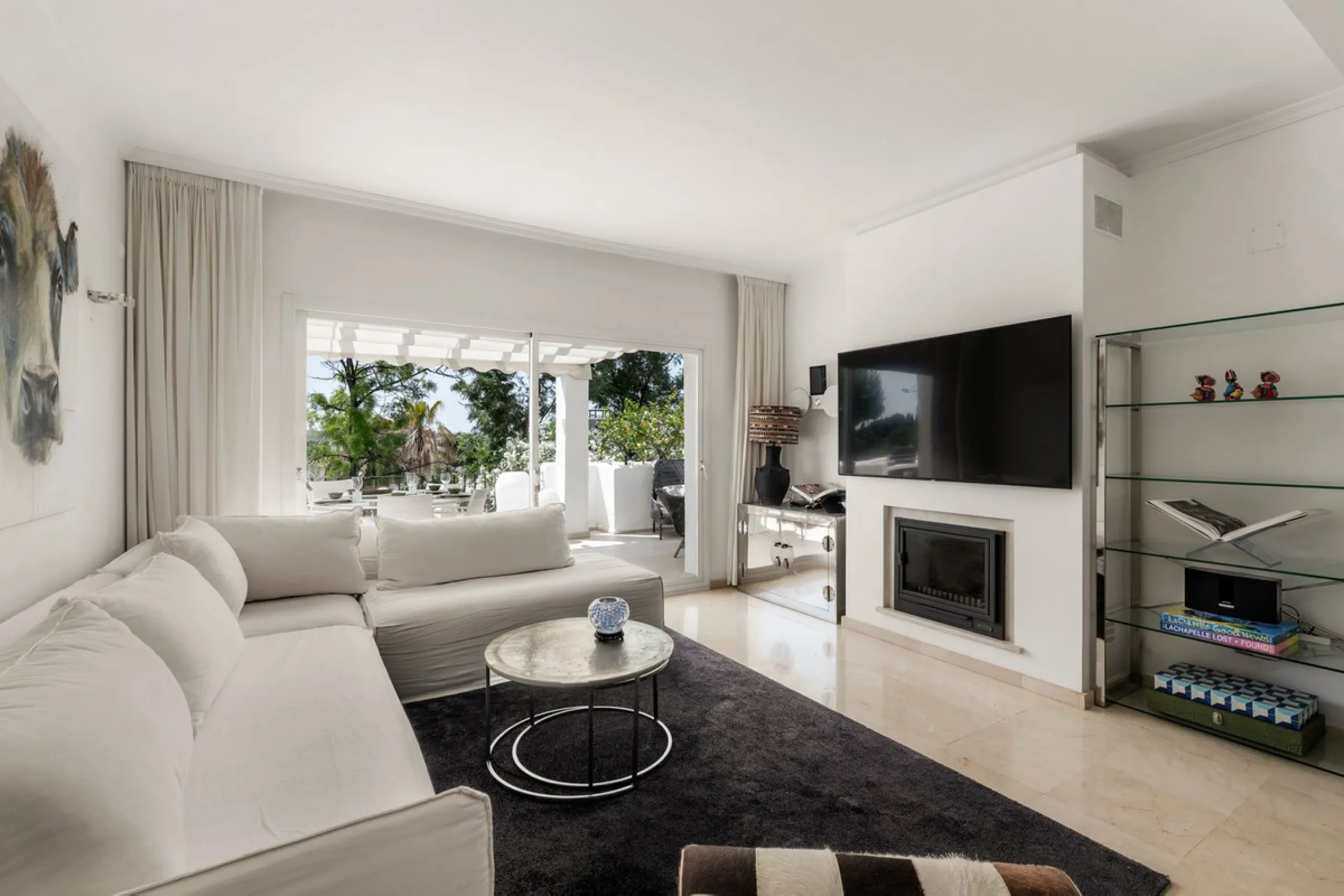 Situated in a quiet residential area of Nueva Andalucia's Golf Valley, this luxurious and sought-after gated development offers immaculate grounds, a large communal pool and a superb Southerly orientation as well as stunning panoramic sea views.