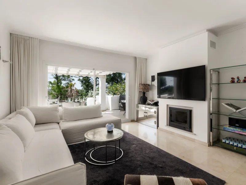 Situated in a quiet residential area of Nueva Andalucia's Golf Valley, this luxurious and sought-after gated development offers immaculate grounds, a large communal pool and a superb Southerly orientation as well as stunning panoramic sea views.
