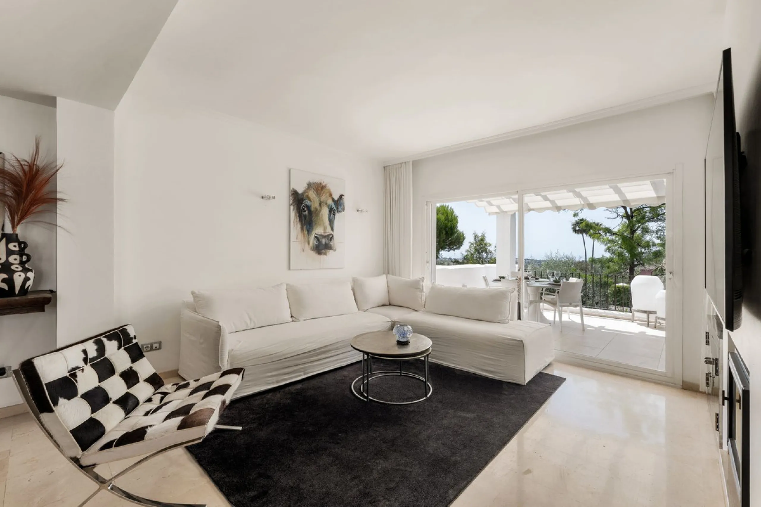 Situated in a quiet residential area of Nueva Andalucia's Golf Valley, this luxurious and sought-after gated development offers immaculate grounds, a large communal pool and a superb Southerly orientation as well as stunning panoramic sea views.