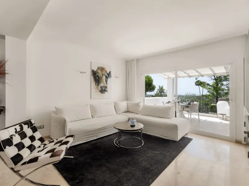 Situated in a quiet residential area of Nueva Andalucia's Golf Valley, this luxurious and sought-after gated development offers immaculate grounds, a large communal pool and a superb Southerly orientation as well as stunning panoramic sea views.