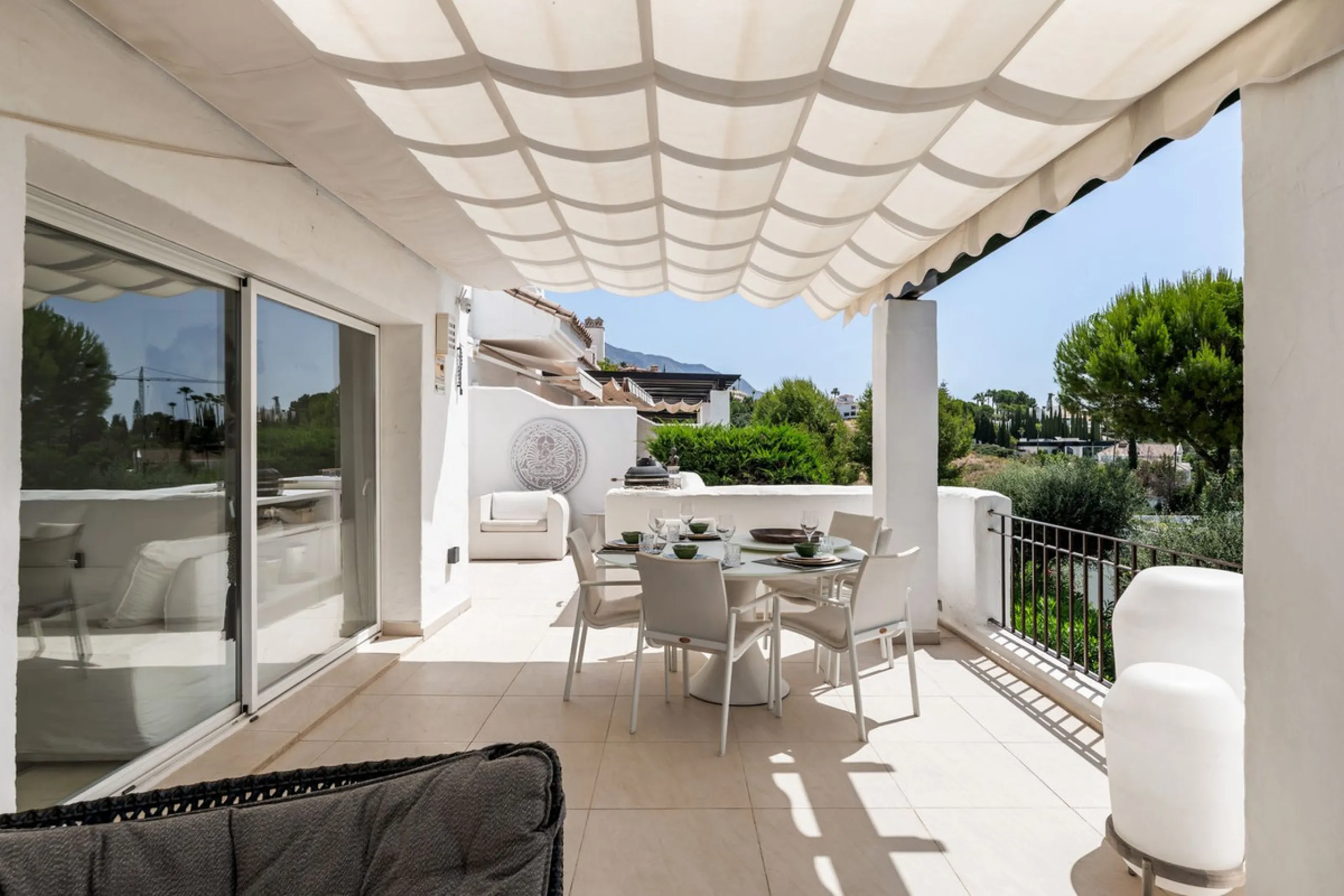 Situated in a quiet residential area of Nueva Andalucia's Golf Valley, this luxurious and sought-after gated development offers immaculate grounds, a large communal pool and a superb Southerly orientation as well as stunning panoramic sea views.