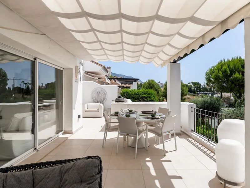 Situated in a quiet residential area of Nueva Andalucia's Golf Valley, this luxurious and sought-after gated development offers immaculate grounds, a large communal pool and a superb Southerly orientation as well as stunning panoramic sea views.