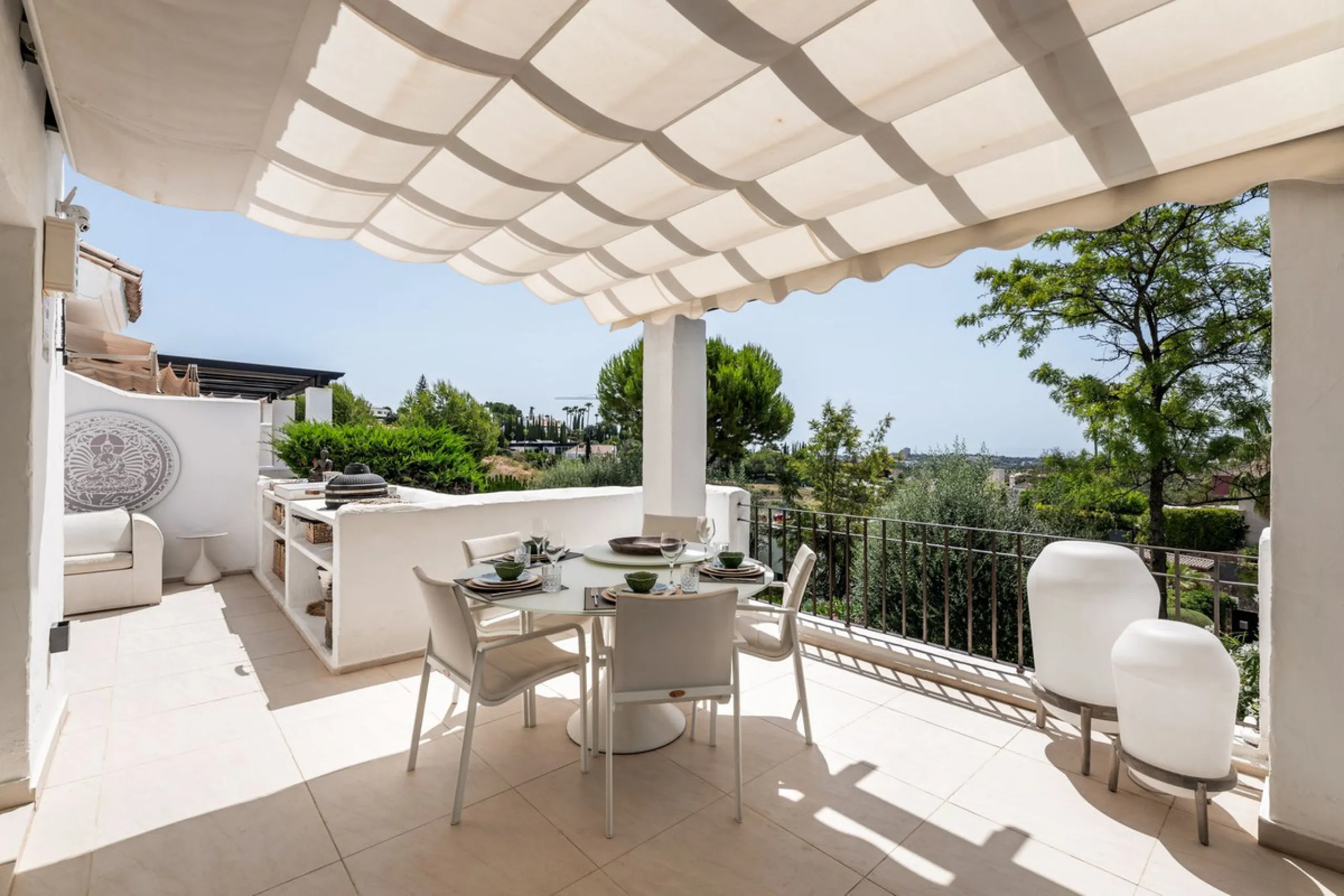 Situated in a quiet residential area of Nueva Andalucia's Golf Valley, this luxurious and sought-after gated development offers immaculate grounds, a large communal pool and a superb Southerly orientation as well as stunning panoramic sea views.