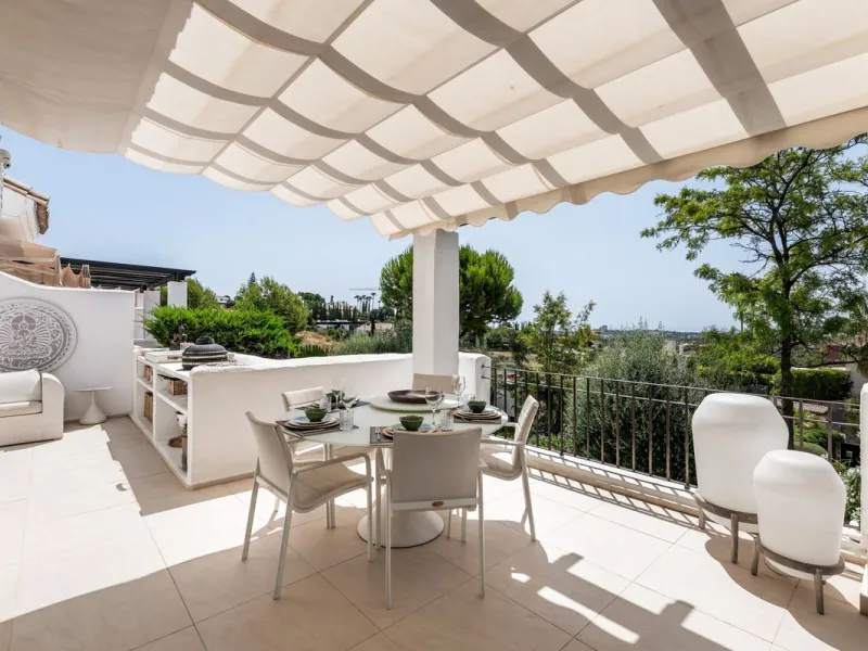 Situated in a quiet residential area of Nueva Andalucia's Golf Valley, this luxurious and sought-after gated development offers immaculate grounds, a large communal pool and a superb Southerly orientation as well as stunning panoramic sea views.