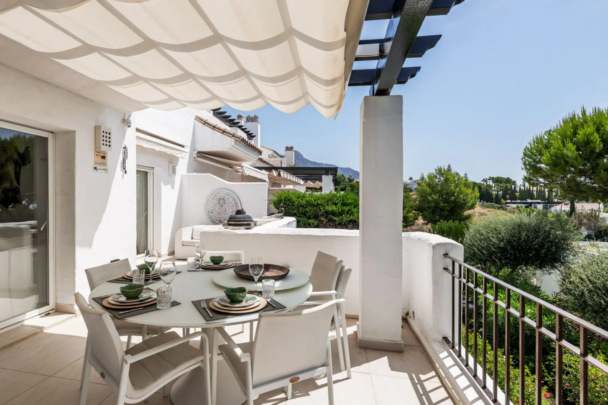 Situated in a quiet residential area of Nueva Andalucia's Golf Valley, this luxurious and sought-after gated development offers immaculate grounds, a large communal pool and a superb Southerly orientation as well as stunning panoramic sea views.