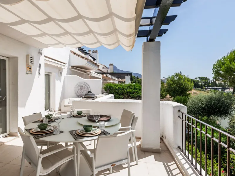 Situated in a quiet residential area of Nueva Andalucia's Golf Valley, this luxurious and sought-after gated development offers immaculate grounds, a large communal pool and a superb Southerly orientation as well as stunning panoramic sea views.