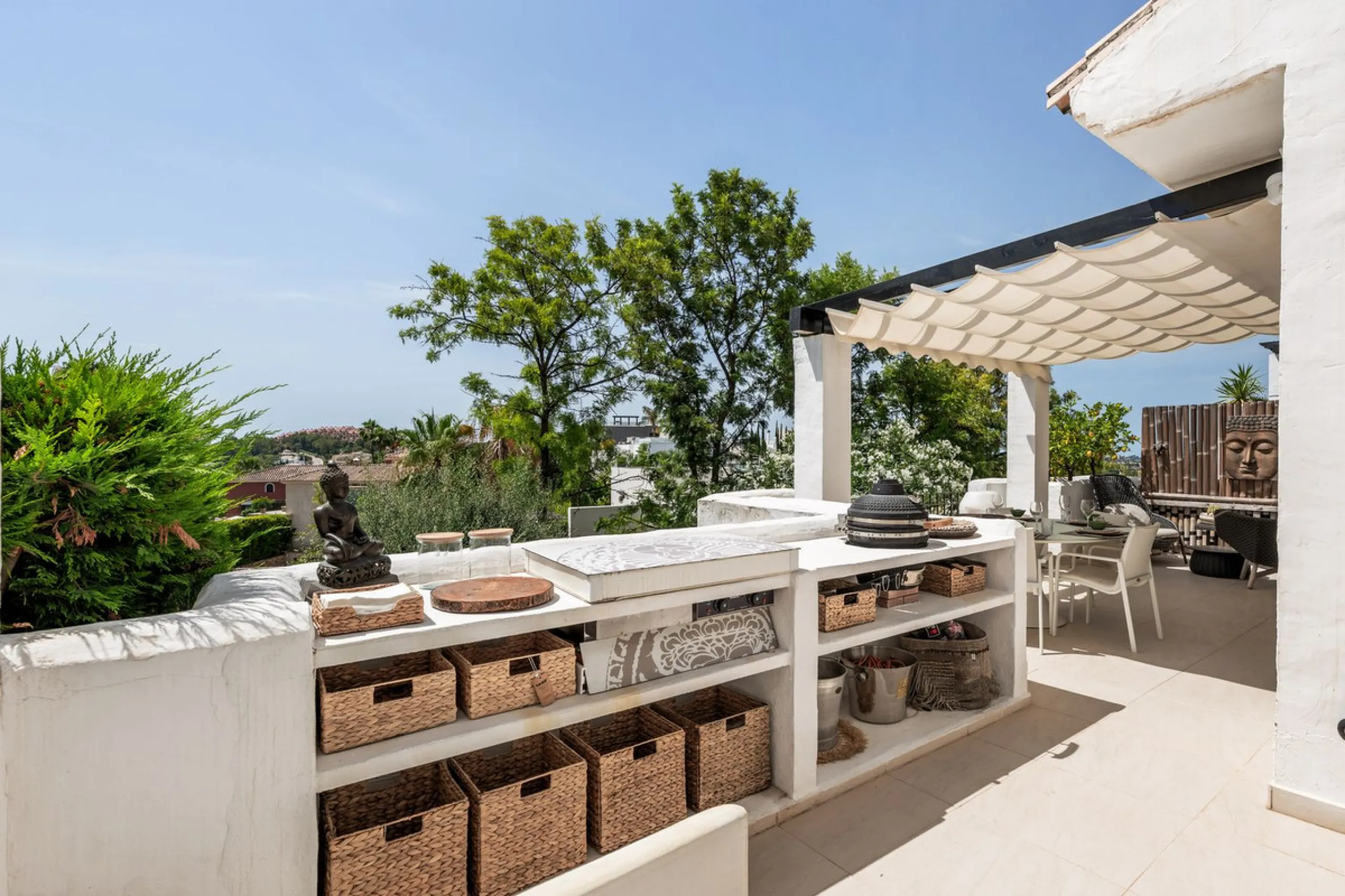 Situated in a quiet residential area of Nueva Andalucia's Golf Valley, this luxurious and sought-after gated development offers immaculate grounds, a large communal pool and a superb Southerly orientation as well as stunning panoramic sea views.