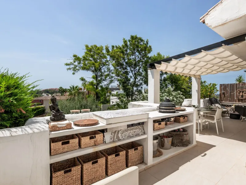 Situated in a quiet residential area of Nueva Andalucia's Golf Valley, this luxurious and sought-after gated development offers immaculate grounds, a large communal pool and a superb Southerly orientation as well as stunning panoramic sea views.