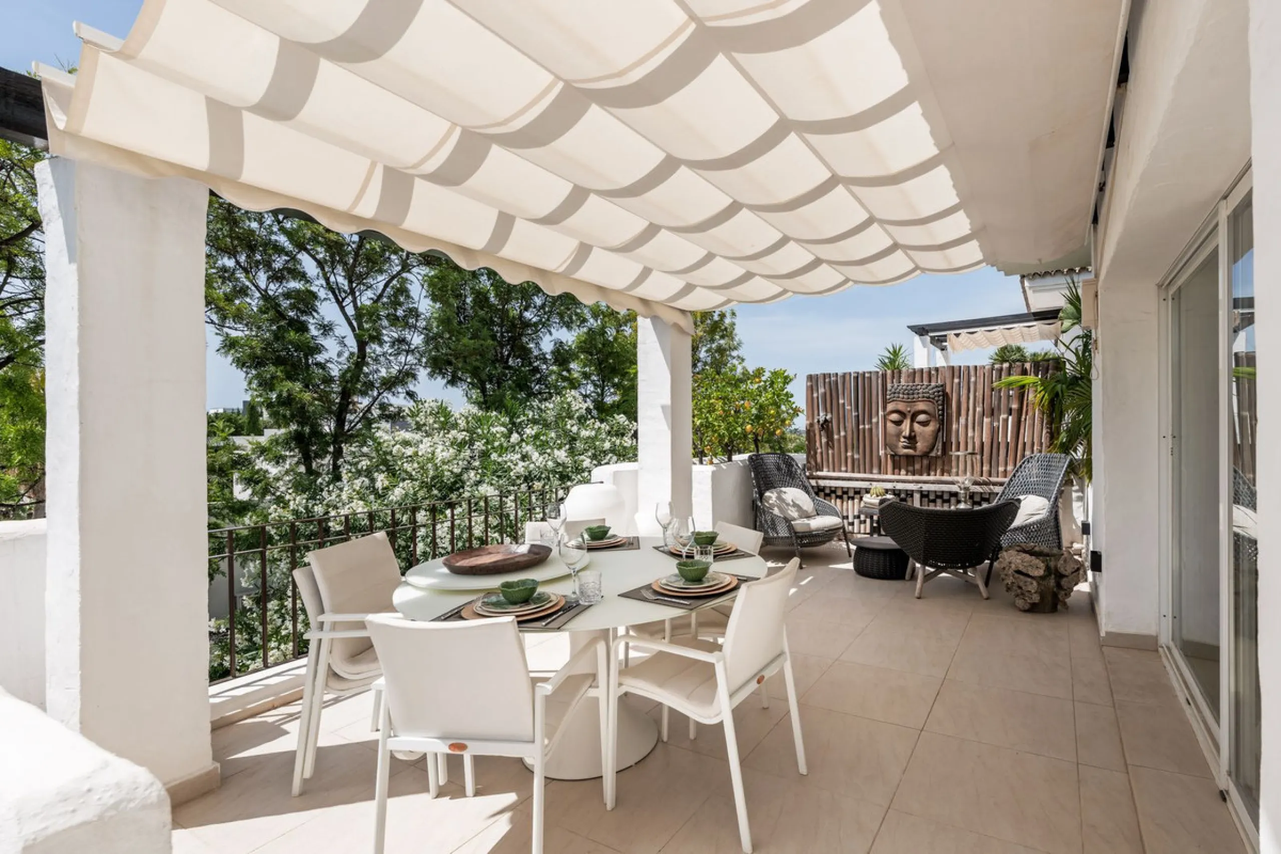 Situated in a quiet residential area of Nueva Andalucia's Golf Valley, this luxurious and sought-after gated development offers immaculate grounds, a large communal pool and a superb Southerly orientation as well as stunning panoramic sea views.
