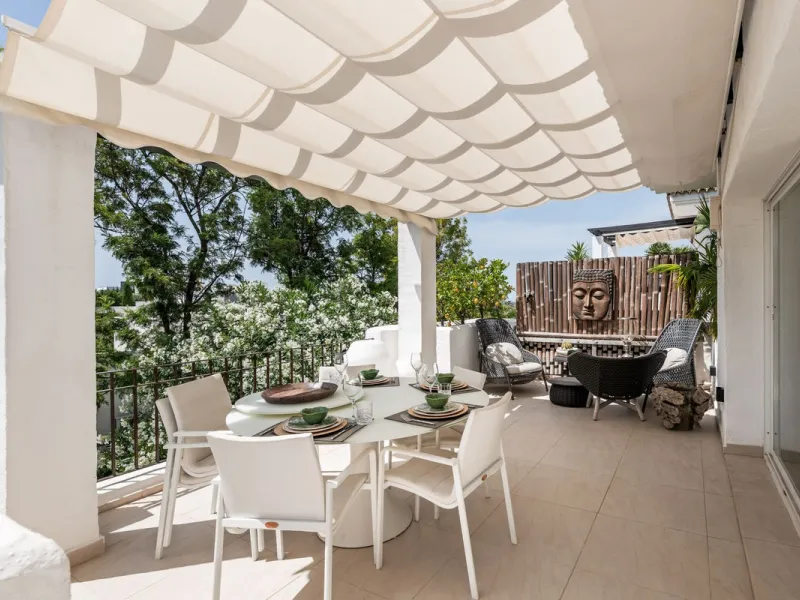 Situated in a quiet residential area of Nueva Andalucia's Golf Valley, this luxurious and sought-after gated development offers immaculate grounds, a large communal pool and a superb Southerly orientation as well as stunning panoramic sea views.