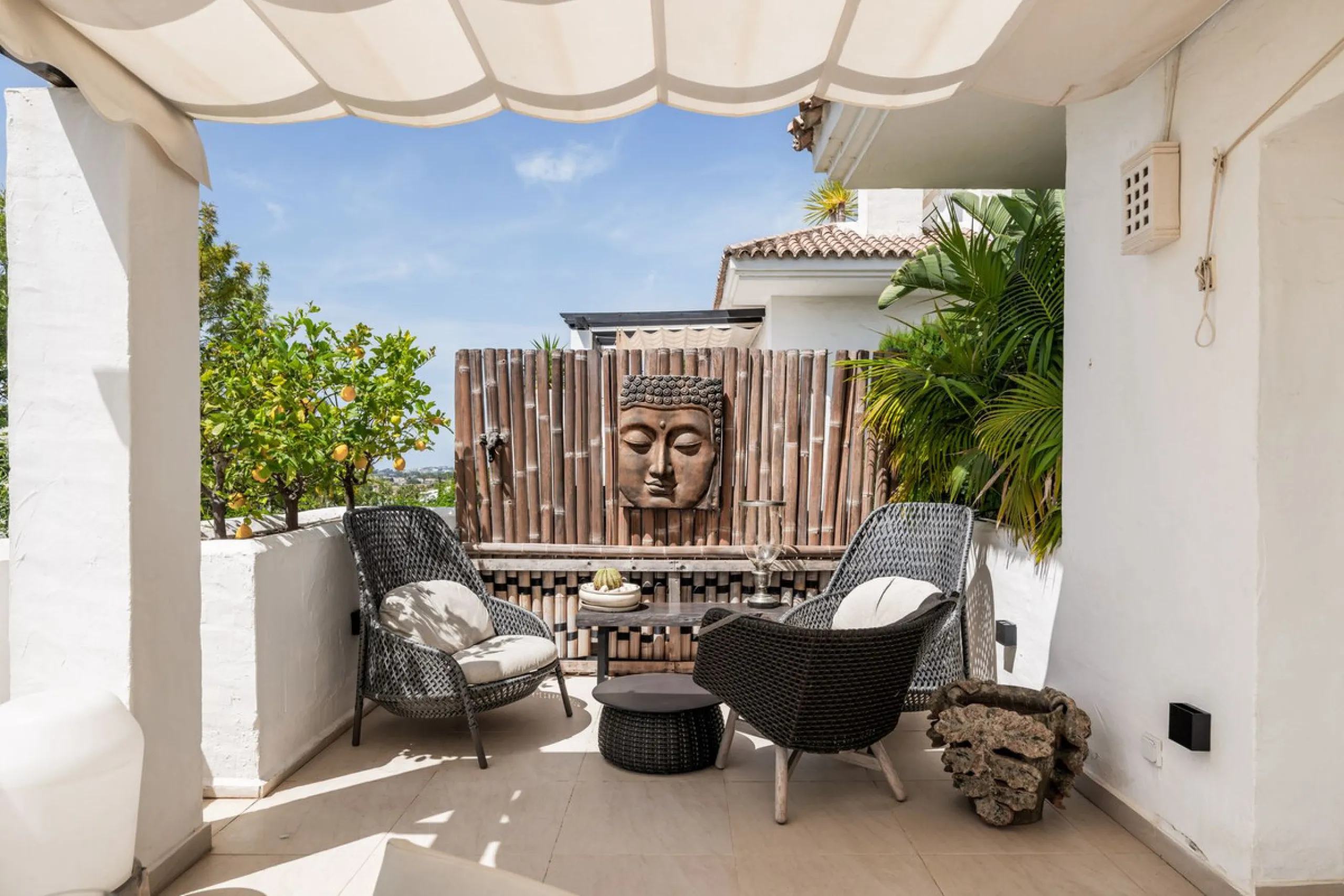 Situated in a quiet residential area of Nueva Andalucia's Golf Valley, this luxurious and sought-after gated development offers immaculate grounds, a large communal pool and a superb Southerly orientation as well as stunning panoramic sea views.