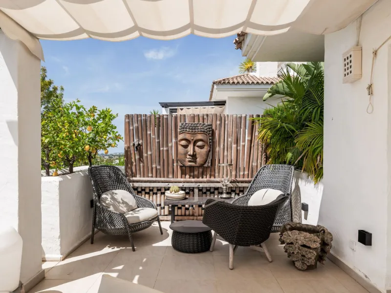 Situated in a quiet residential area of Nueva Andalucia's Golf Valley, this luxurious and sought-after gated development offers immaculate grounds, a large communal pool and a superb Southerly orientation as well as stunning panoramic sea views.