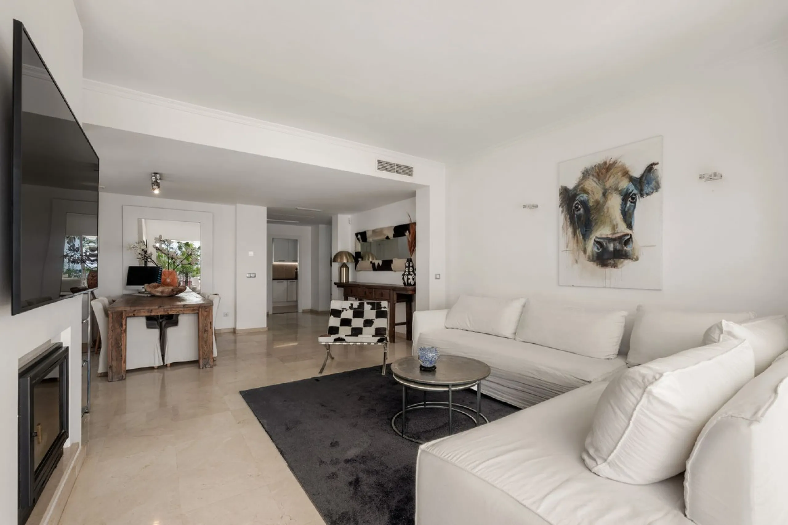 Situated in a quiet residential area of Nueva Andalucia's Golf Valley, this luxurious and sought-after gated development offers immaculate grounds, a large communal pool and a superb Southerly orientation as well as stunning panoramic sea views.